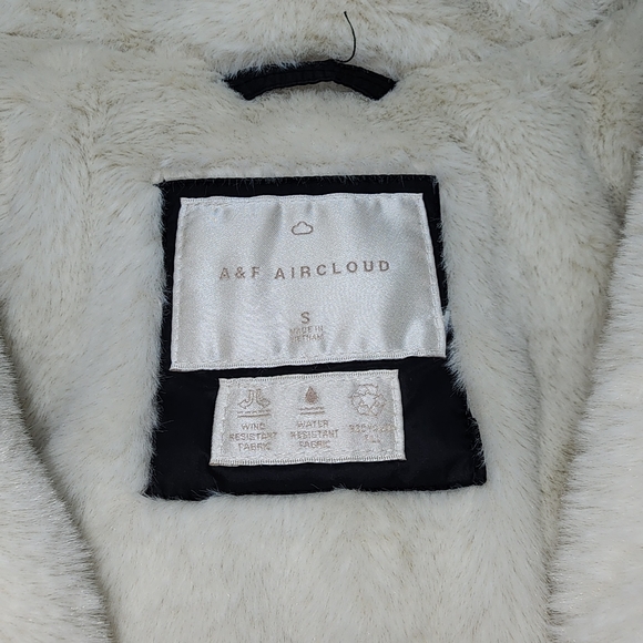 A&F NWOT Air Cloud Puffer Parka - Picture 4 of 8